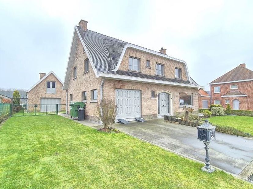 Fantastisch gelegen villa met ongelooflijk mooi verzicht te Zillebeke, omvattende o.a. op het GELIJKVLOERS: Ruime inkomhal Gastentoilet met lavabo Rui